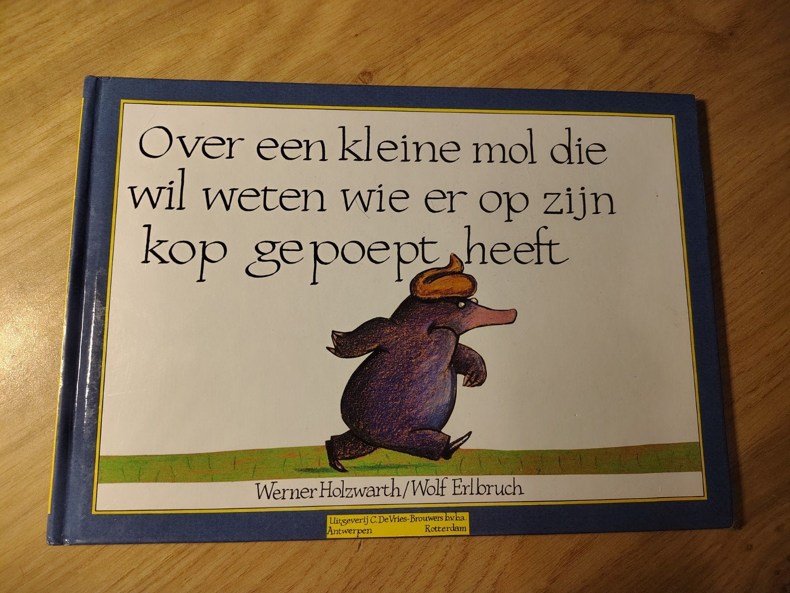 Over een kleine mol die wil weten wie er op zijn kop gepoept, Ophalen of Verzenden, Zo goed als nieuw