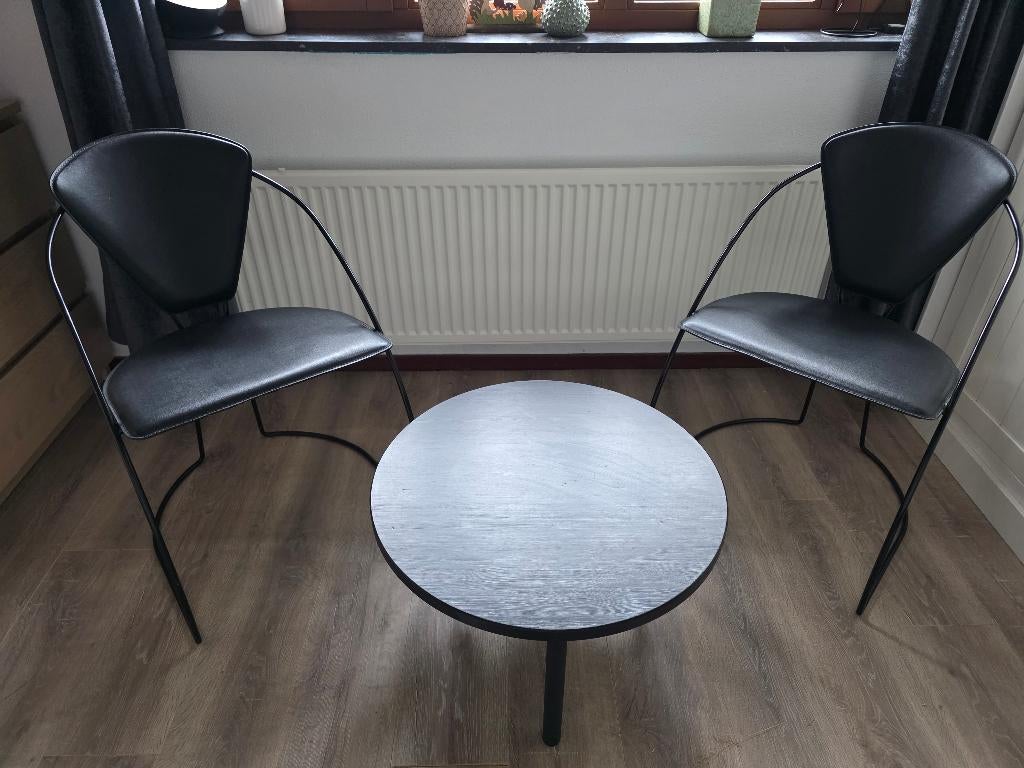 2 zwarte design kuipsoeltjes en ronde zwarte salontafel, Ophalen, Twee, Zwart, Zo goed als nieuw