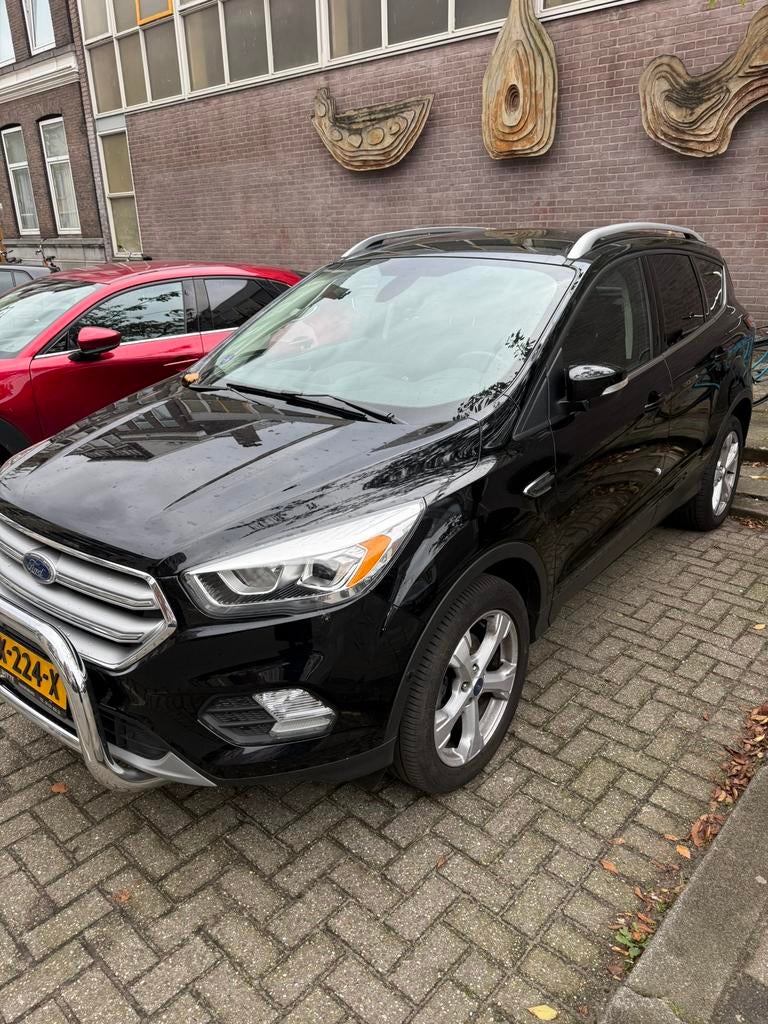 ford kuga 1.5 titanium lage km, Auto's, Ford, Voorwielaandrijving, Zwart, Leder en Stof, Zwart