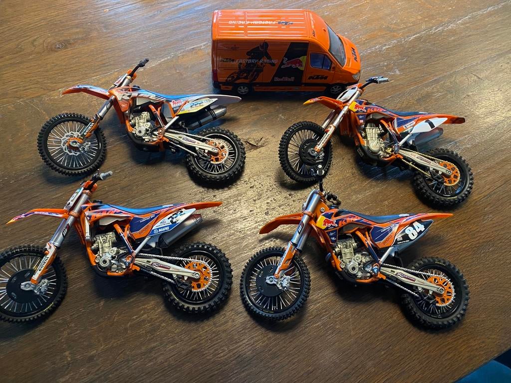 Ktm miniatuur motoren en bus, Ophalen of Verzenden, Zo goed als nieuw