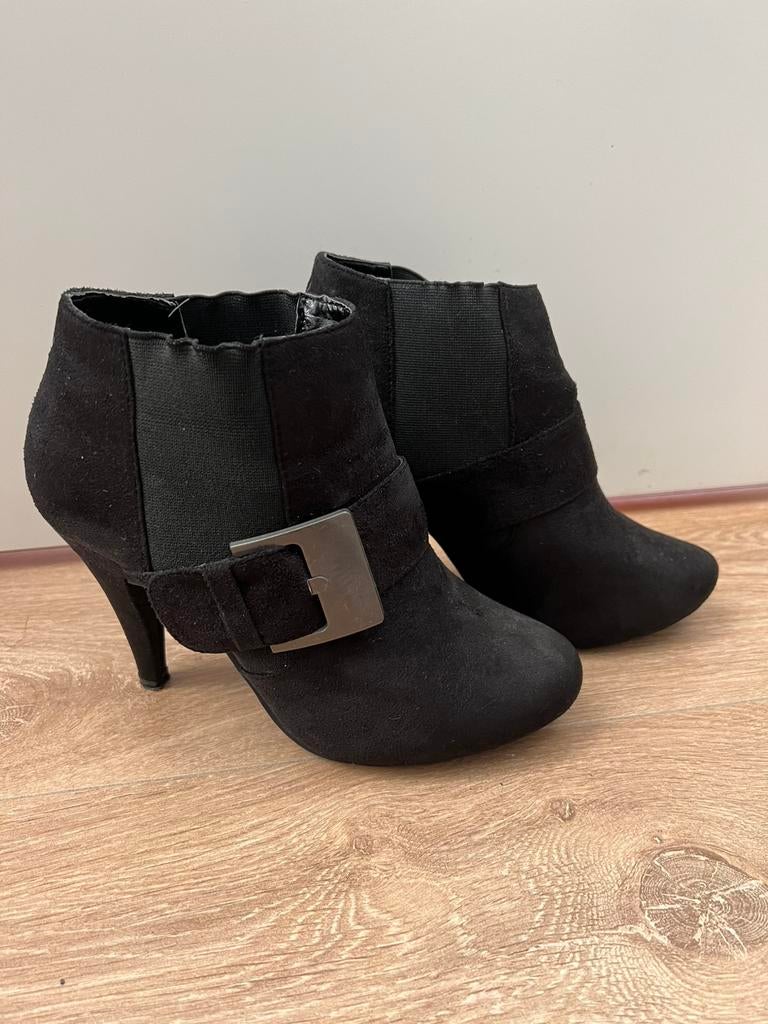 Shine zwarte enkellaarzen hakken met gesp maat 37., Kleding | Dames, Schoenen, Pumps, Zwart, Ophalen of Verzenden, Gedragen