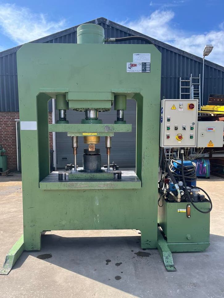 Sicmi Hydraulische pers Type PST.A bj 1998 Cap 200 ton