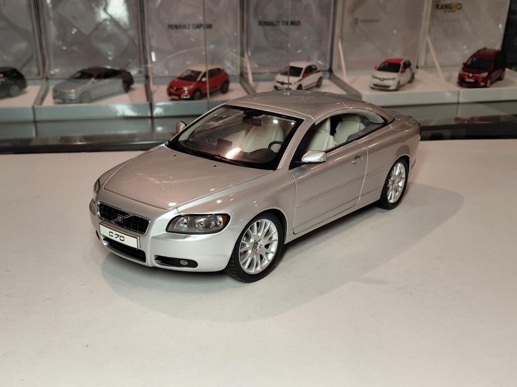 Volvo C70 mk2 (M) T5 2005-2009 zilvergrijs 1/18 Motorart, Hobby en Vrije tijd, Modelauto's | 1:18, Ophalen of Verzenden, Zo goed als nieuw