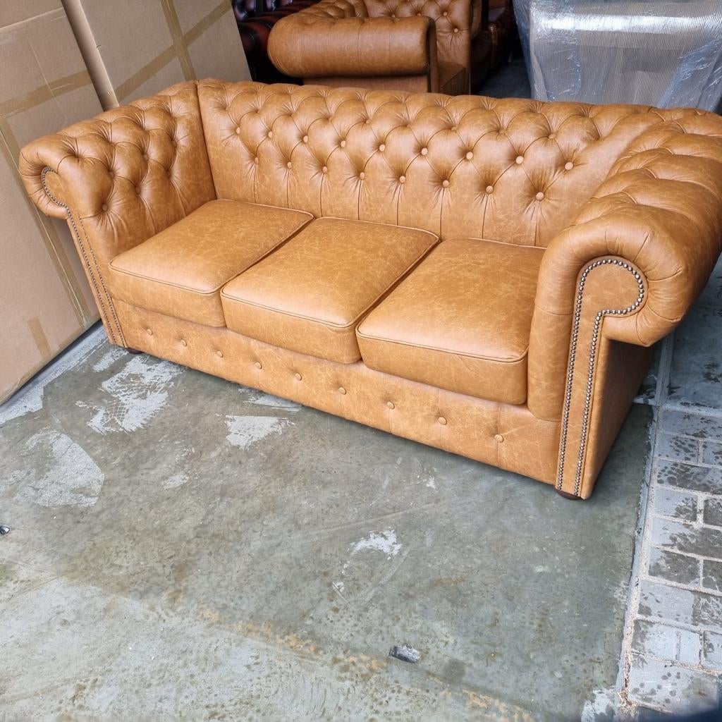 Nieuwe Chesterfield bank camel bruin leer + BEZORGING GRATIS, Chesterfield, Nieuw, Ophalen of Verzenden, Rechte bank
