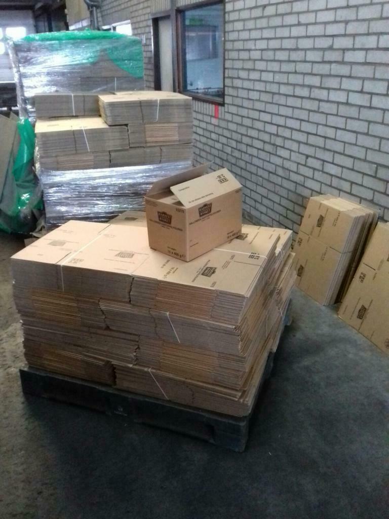 Partij kartonnen  goedkope dozen enkelgolf 38x25x21 bedrukt, Doos, Ophalen of Verzenden, Minder dan 40 cm, Nieuw