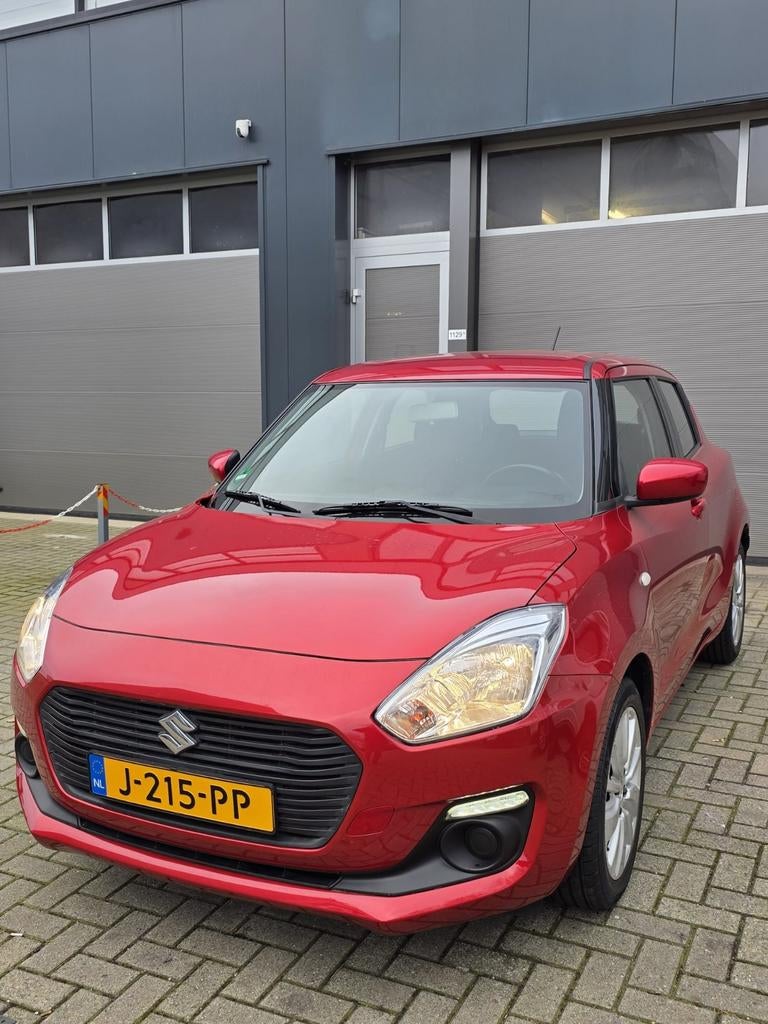 Suzuki Swift 1.2 Dualjet 90pk 2017 Rood, Auto's, Suzuki, Voorwielaandrijving, Stof, 4 cilinders, Adaptieve lichten