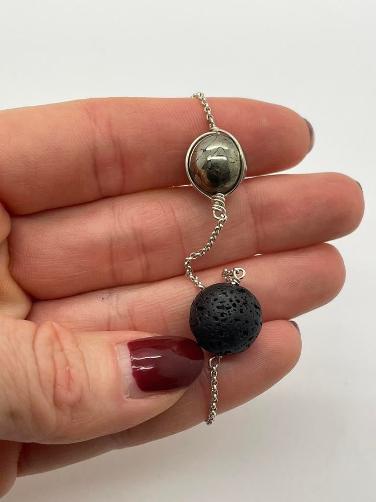 C348 Prachtige zilveren armband met wereldbol en lavakralen, Ophalen of Verzenden, X, Zilver, Zilver