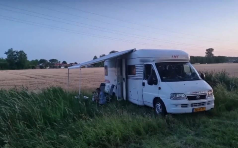 Fijne 4-persoons camper met veel opbergruimte!, Caravans en Kamperen, Standaard zit, Alkoof, Fiat, Luifel