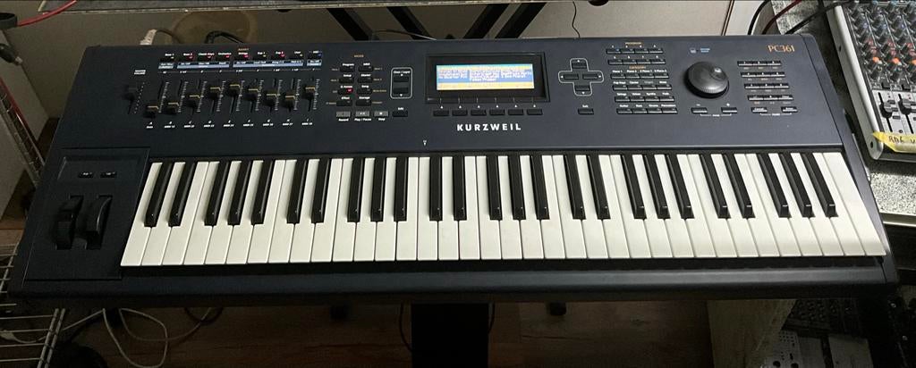 Kurzweil PC361 in uitstekende staat in zelfbouwcase., Muziek en Instrumenten, 61 toetsen, Zo goed als nieuw, Aanslaggevoelig, Ophalen