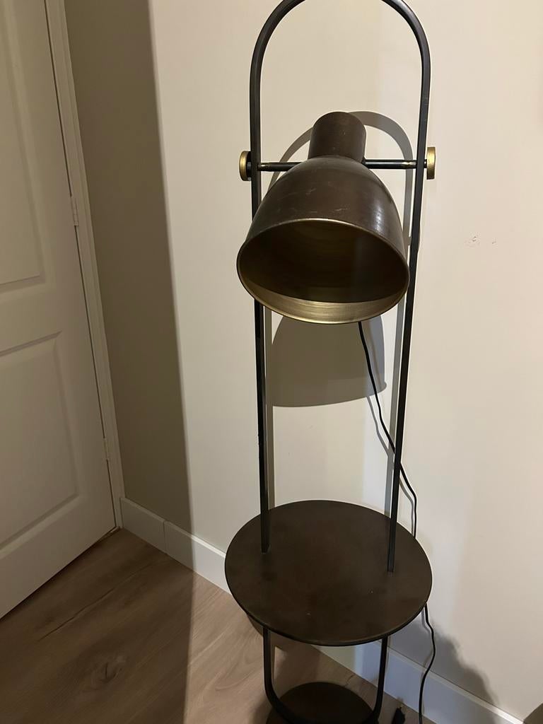 Mooie bijzettafel met lamp er aan vast!, Huis en Inrichting, Lampen | Tafellampen, Ophalen