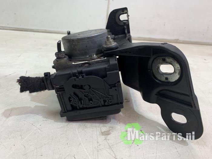 ABS Pomp van een Opel Corsa
