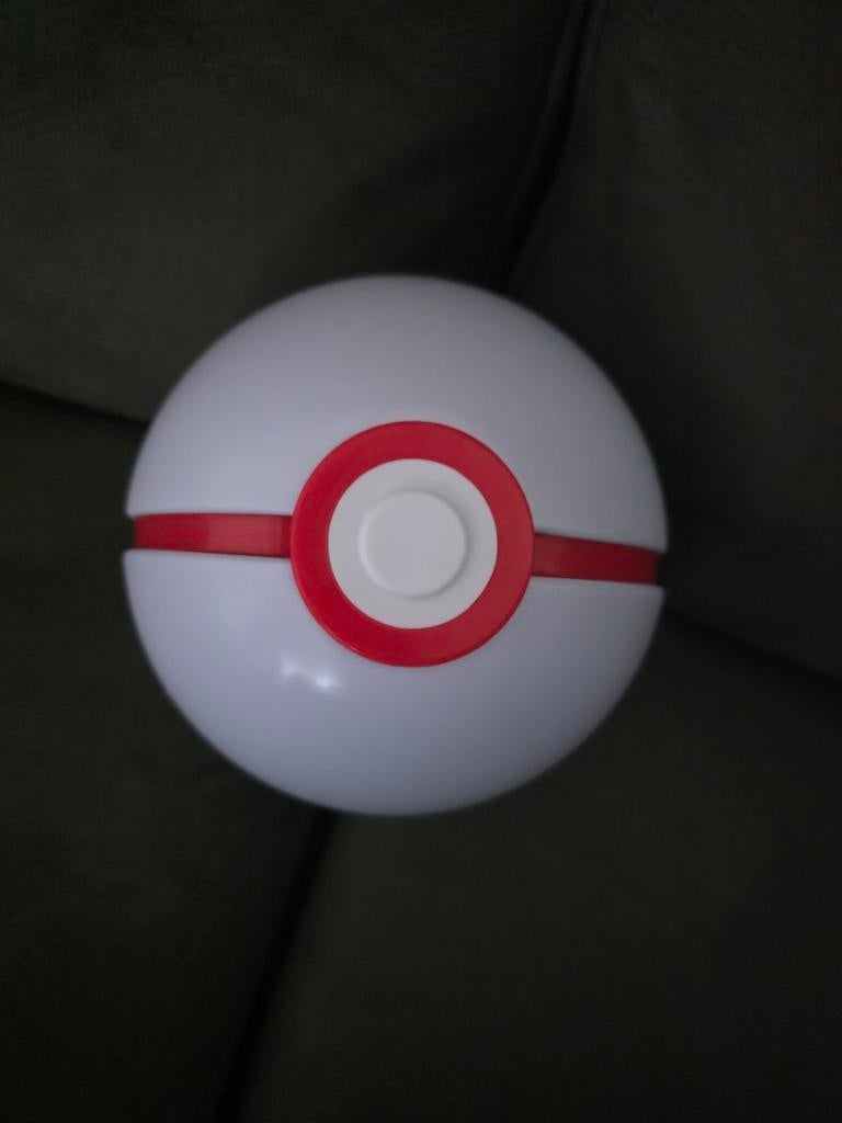 Lege Poke Ball tin, Hobby en Vrije tijd, Verzamelkaartspellen | Pokémon, Verzenden, Gebruikt, Overige typen