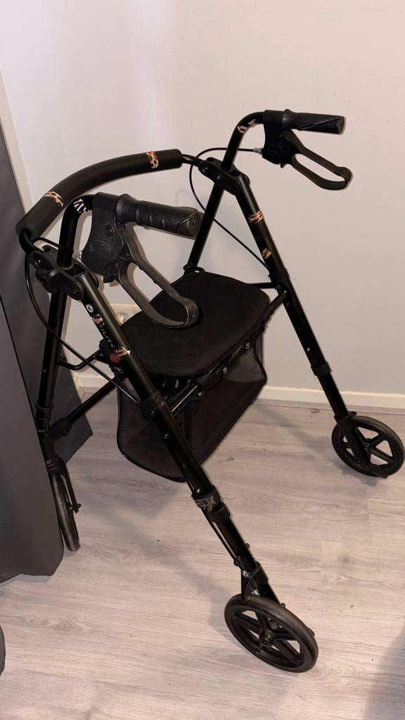 Zwarte rollator Vitility, Diversen, Ophalen, Opvouwbaar, Zo goed als nieuw