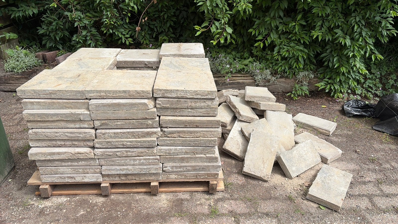 Gratis stoeptegels afhalen, Ophalen, Zo goed als nieuw, Beton, Terrastegels