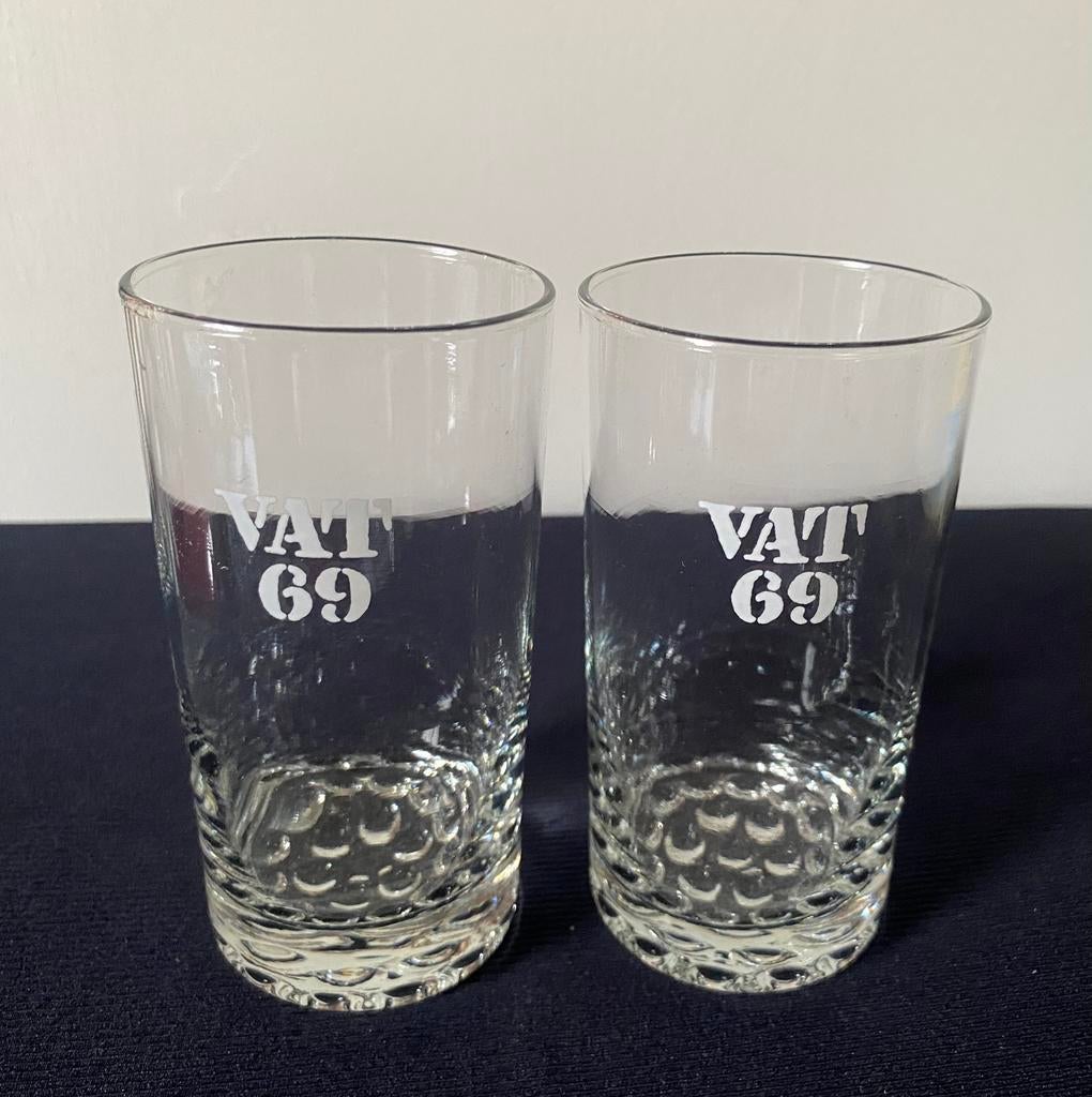 2 VAT 69 scotch whisky glazen. Hoogte 12,5 cm., Verzamelen, Ophalen of Verzenden, Zo goed als nieuw, Borrel- of Shotglas