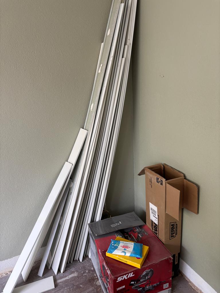 Diverse witte plinten en lijsten, Gebruikt, Ophalen of Verzenden, Mdf, 250 cm of meer