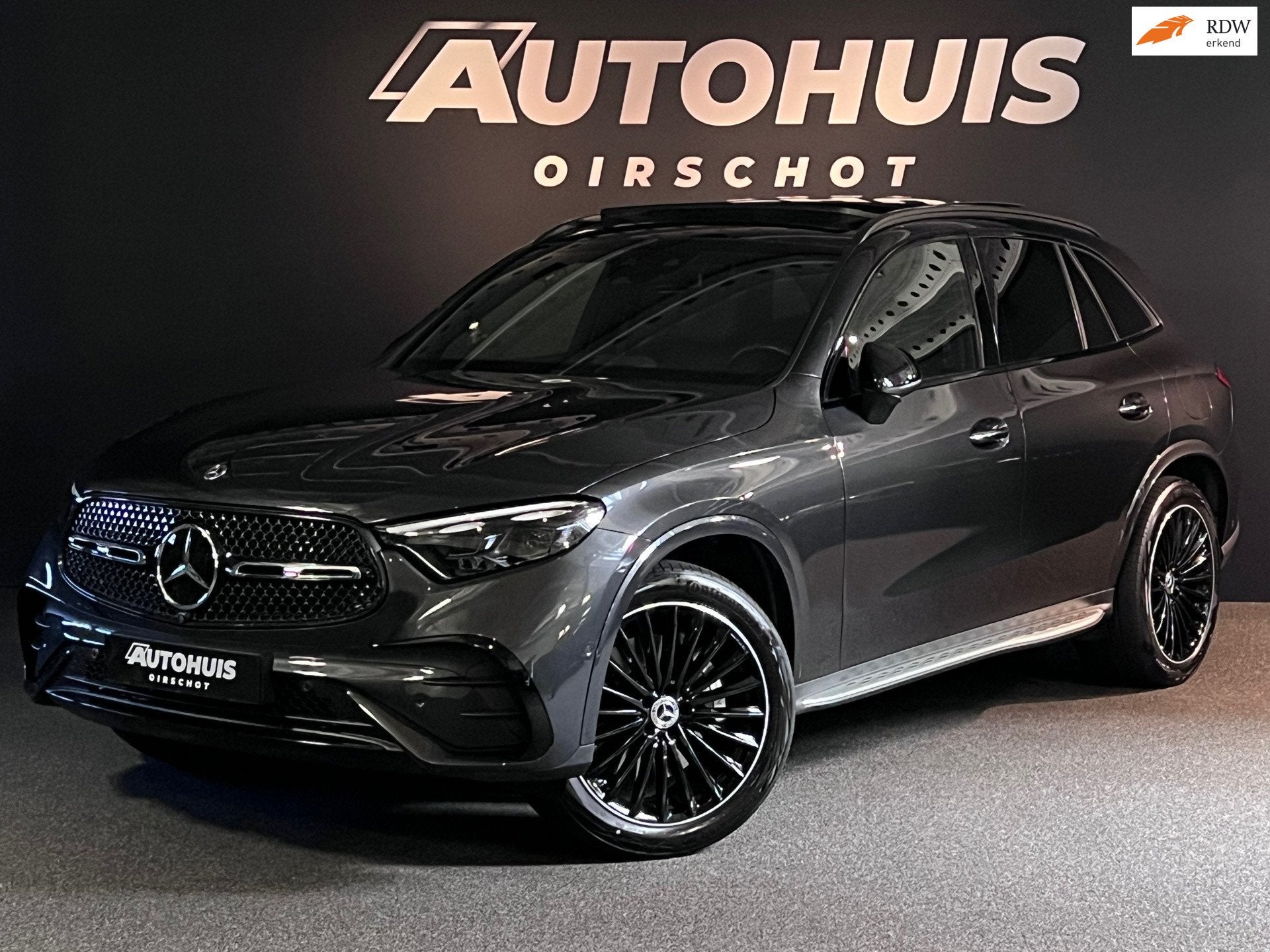 Mercedes-Benz GLC-klasse 400e 4MATIC AMG Line Pano/Airmatic/, Auto's, Automaat, Dealer onderhouden, Gebruikt, Zwart