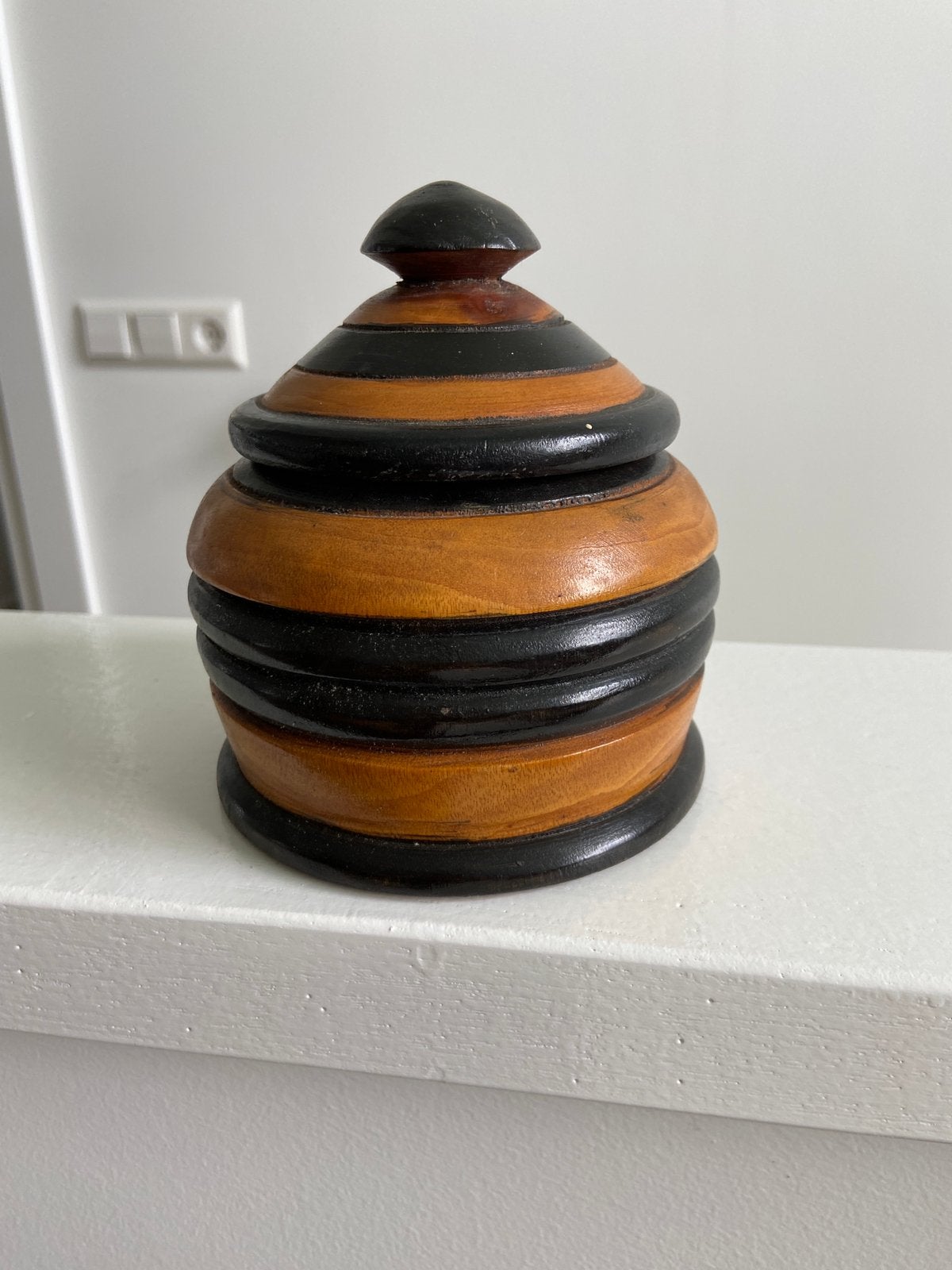 Oude houten tabakspot gedraaid van hout met zwarte biezen, Ophalen of Verzenden