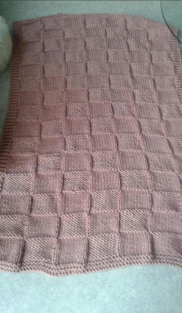 NIEUW! Handgebreide rose deken, 110 x 160 cm., Ophalen of Verzenden, Nieuw