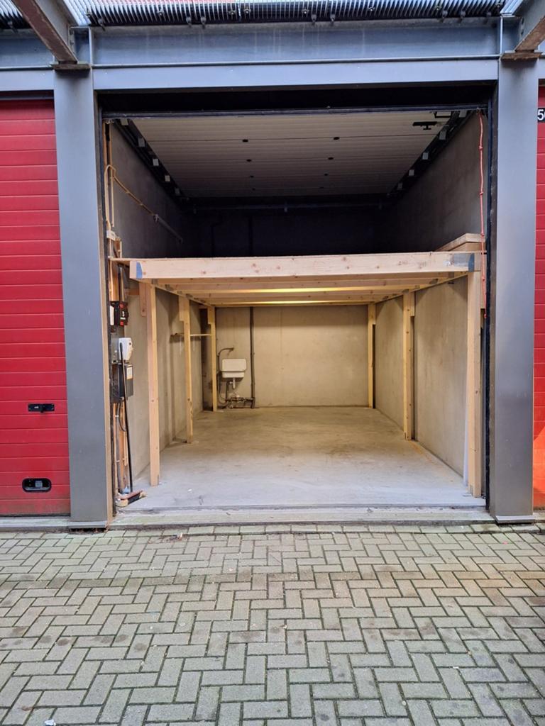 Ruime garagebox 24 m2  met vliering en wateraansluiting