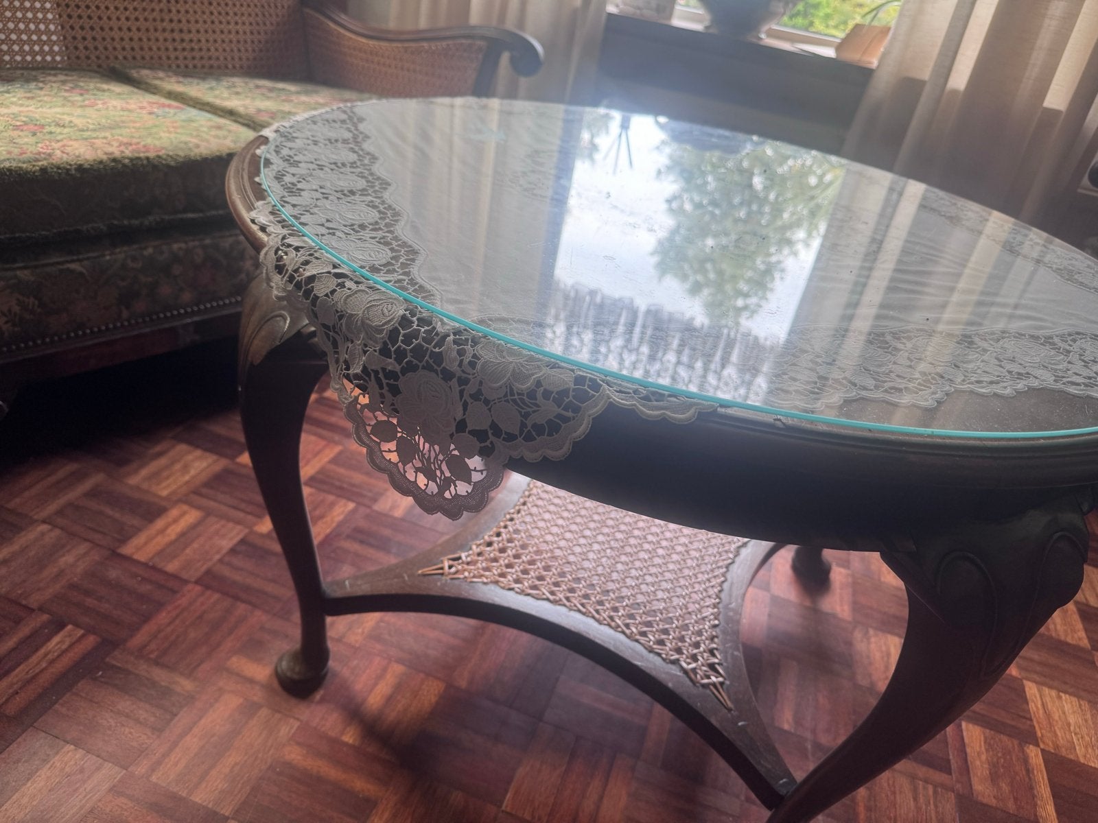 Antieke salontafel met glazen blad en rotan onderblad, Ophalen