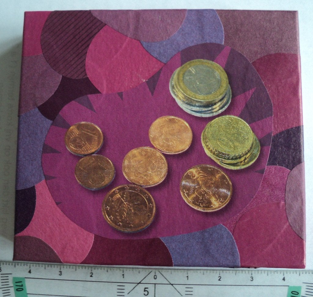 d067) doosje geld met 10 zeskantige labels en of geld geven, Ophalen of Verzenden, Zo goed als nieuw, Overige typen, Overige