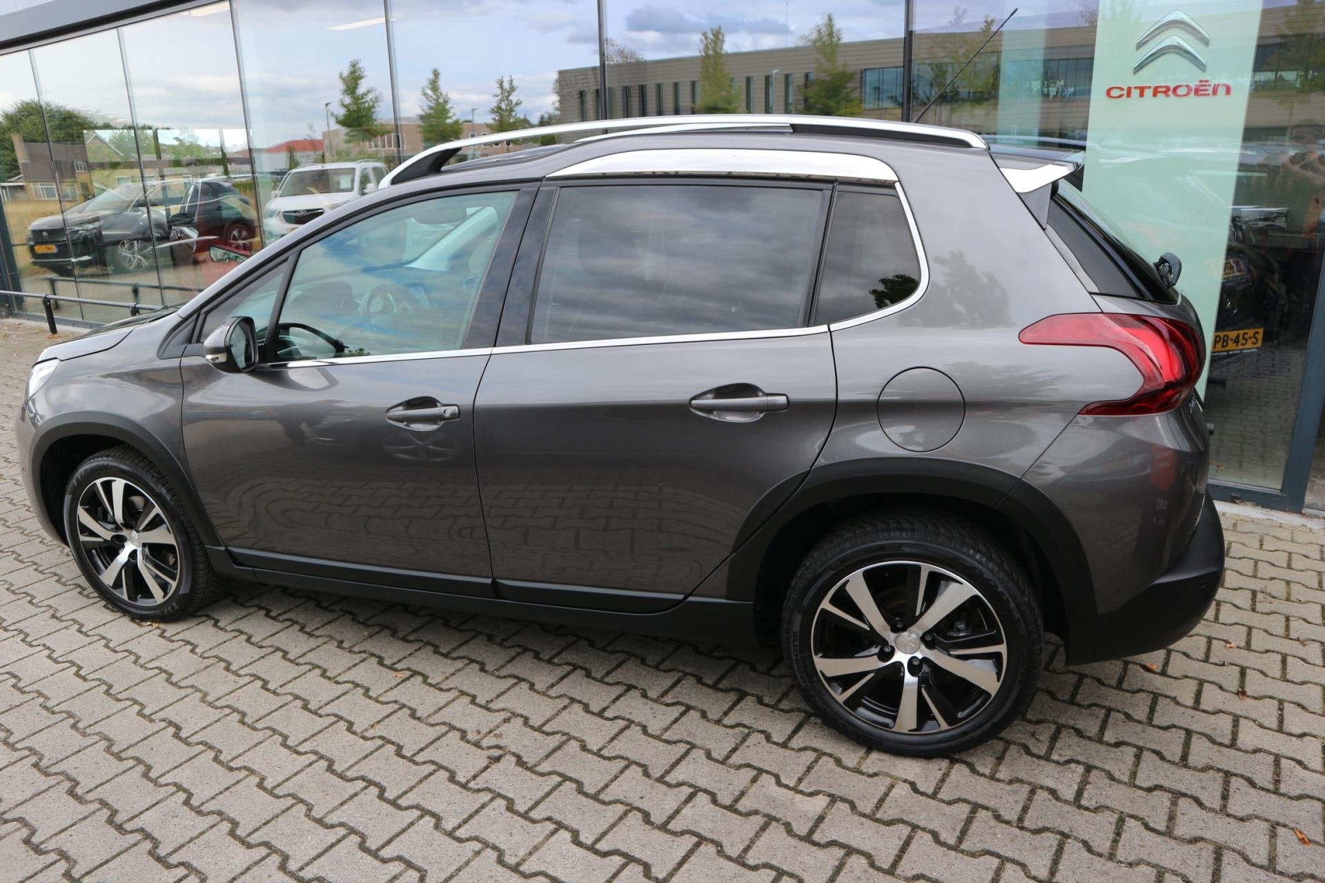 Peugeot 2008 1.2 PureTech Allure Pack Premium Plus 130PK NAV, Auto's, 12 maanden, 1199 cc, 610 kg, Leder