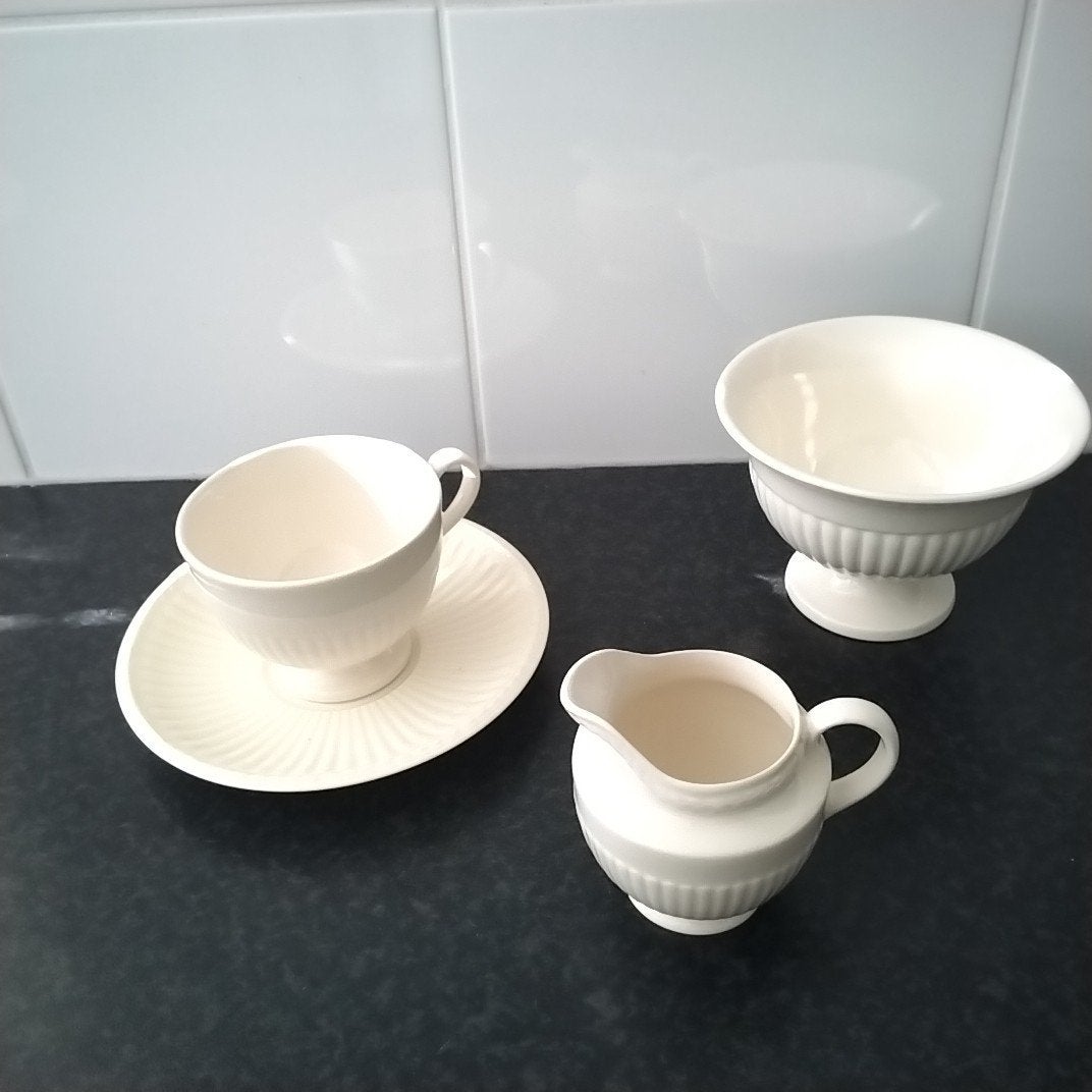 Wedgwood, bonbonschaaltje, melkkannetje, kop en schotel, Ophalen of Verzenden, Zo goed als nieuw, Aardewerk, Kop(pen) en/of Schotel(s)