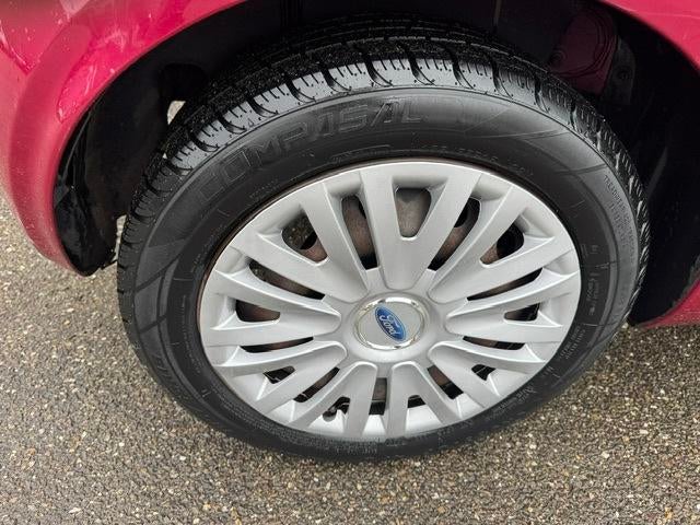 Ford Ka 1.2 Titanium, '10, airco, nwe. apk en distributie in, Voorwielaandrijving, Stof, Gebruikt, 1242 cc