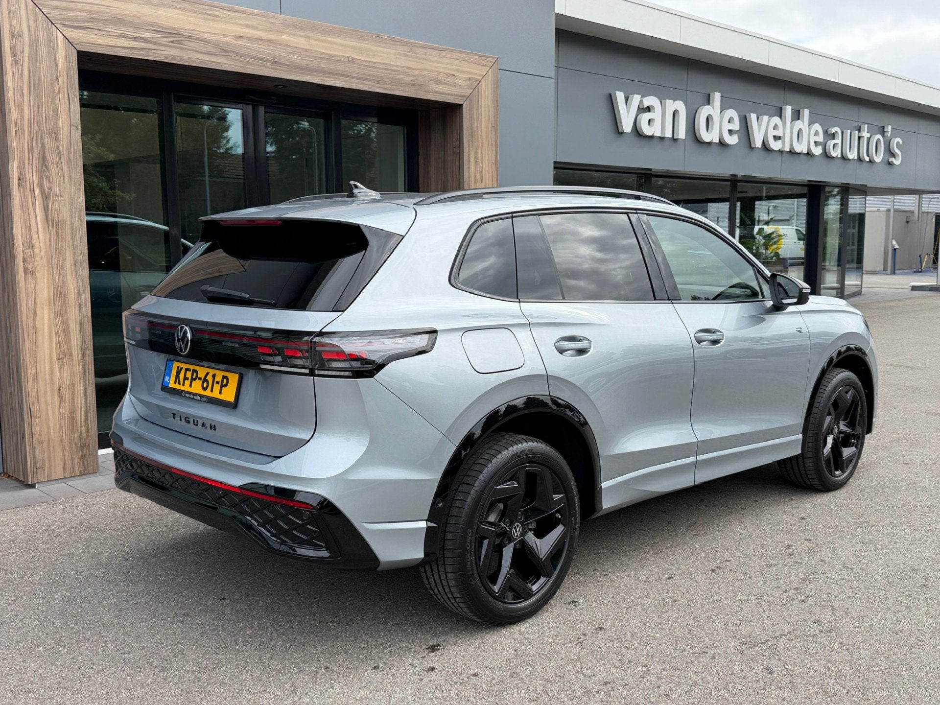 Volkswagen Tiguan 1.5 eHybrid R-Line | Black line | 360 Came, 12 maanden, Zwart, Alcantara, Parkeerassistent