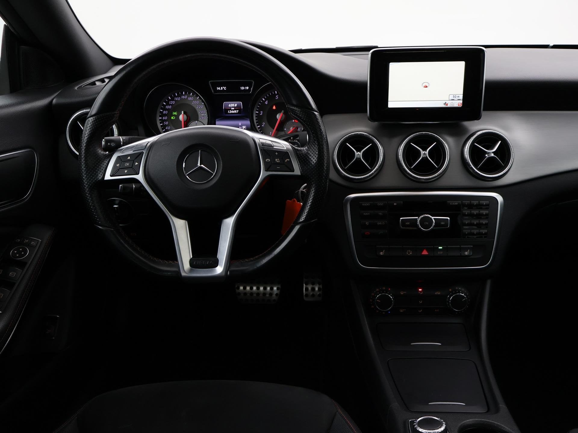 Mercedes-Benz CLA-klasse 200 AMG-LINE AUT7. + PANORAMA | CAM, Auto's, Mercedes-Benz, Stof, Gebruikt, Euro 6, 715 kg
