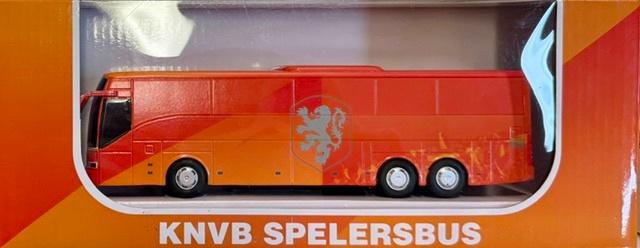 Coelianmodels, KNVB Spelersbus, € 24,99, Hobby en Vrije tijd, Modelauto's | Overige schalen, Nieuw, Auto, Ophalen of Verzenden