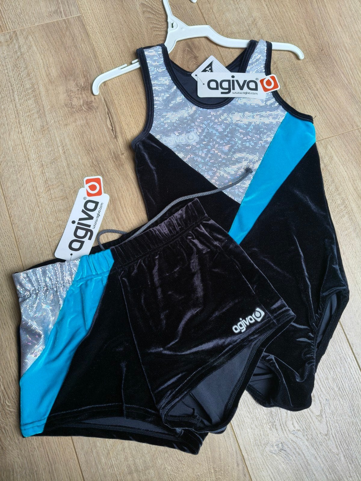 Agiva turnpak en turnbroekje, zwart/blauw, maat 12 (ca. 146), Sport en Fitness, Zwart, Nieuw, Ophalen of Verzenden, Turnpak(je)