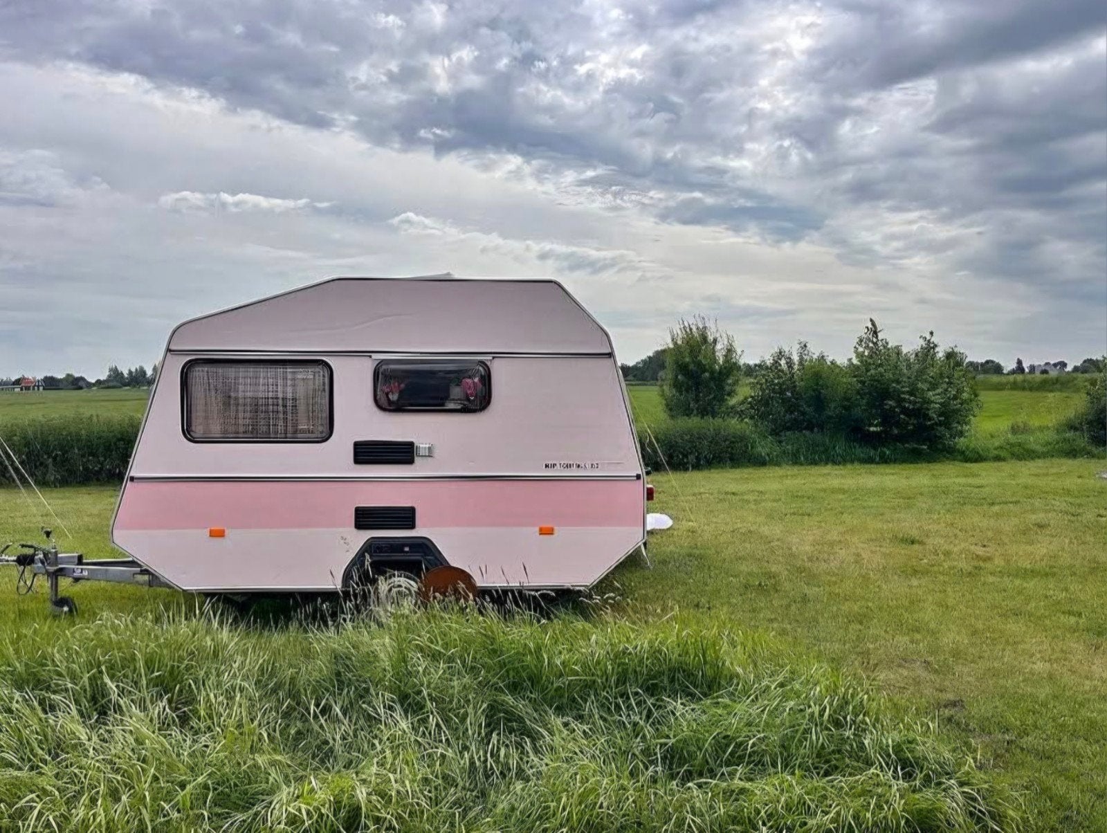Gepimpte Kip 330KT de luxe uit 1984 - Strak in de roze lak, Kip, Treinzit, Dwarsbed, Particulier