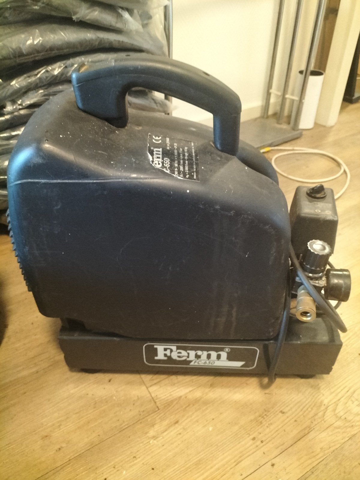 Ferm FC-650 Compressor - Compact en Krachtig, Ophalen, Gebruikt, 6 tot 10 bar, 200 tot 400 liter/min