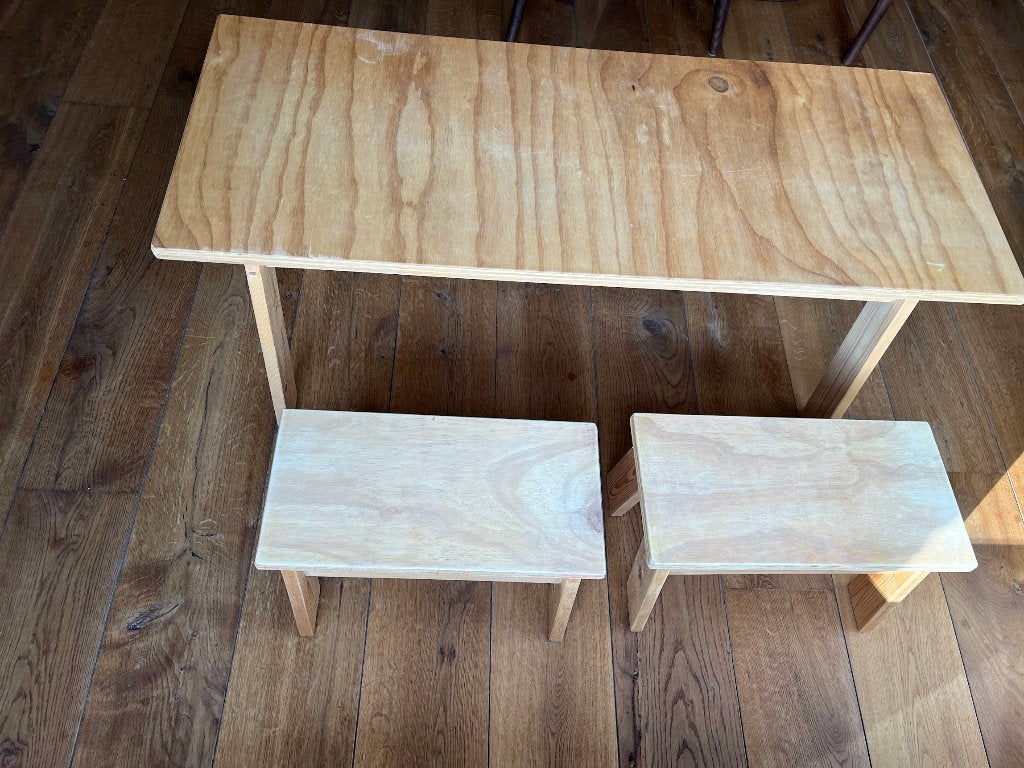 Houten kindertafel met 2 krukjes, Ophalen, Gebruikt, Tafel(s)