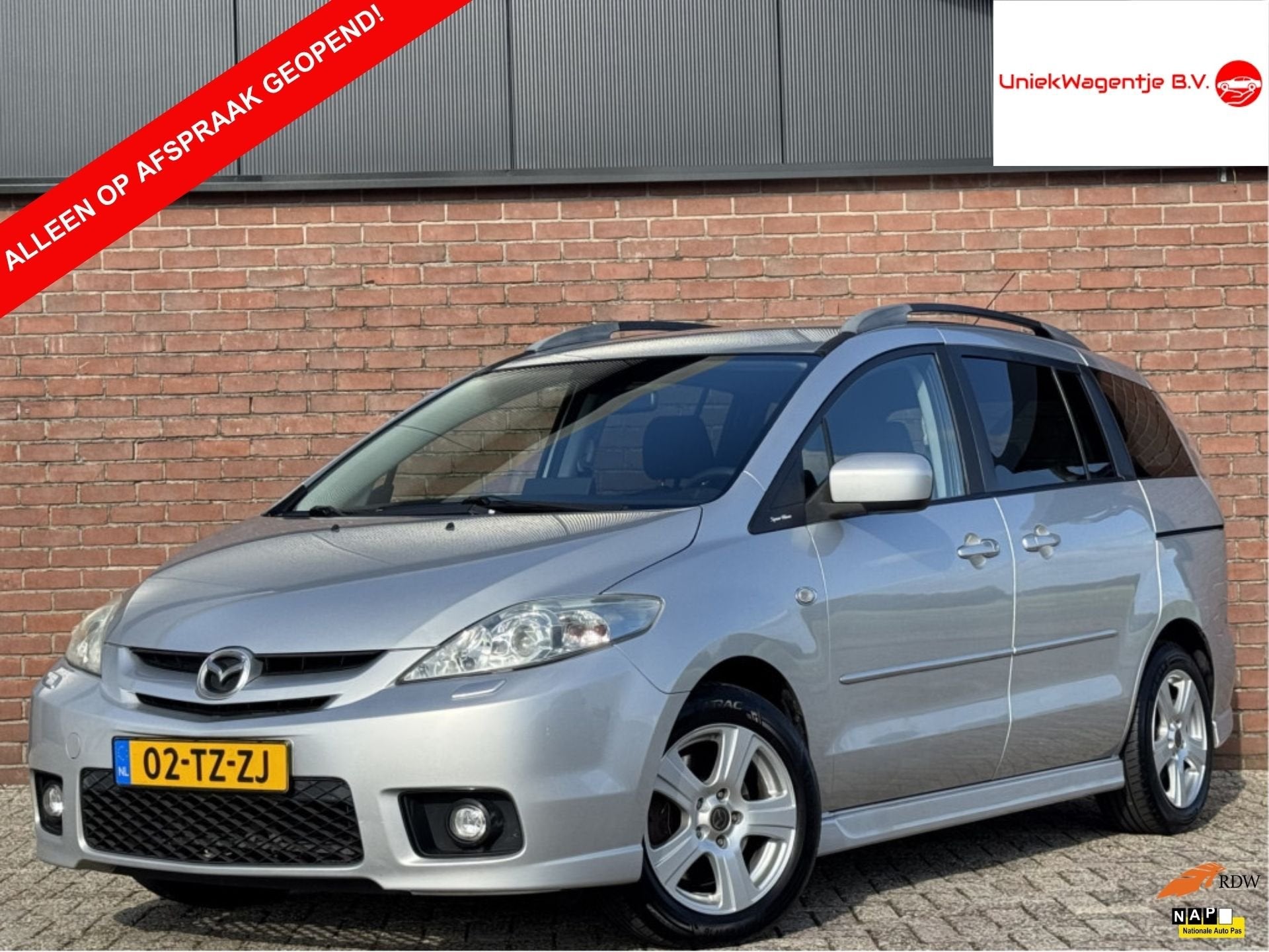 Mazda 5 2.0 ACTIVE 7P. | NL-AUTO! | NAVI! | CAMERA! | TREKHA, Auto's, Mazda, Voorwielaandrijving, 145 pk, Stof, Zwart