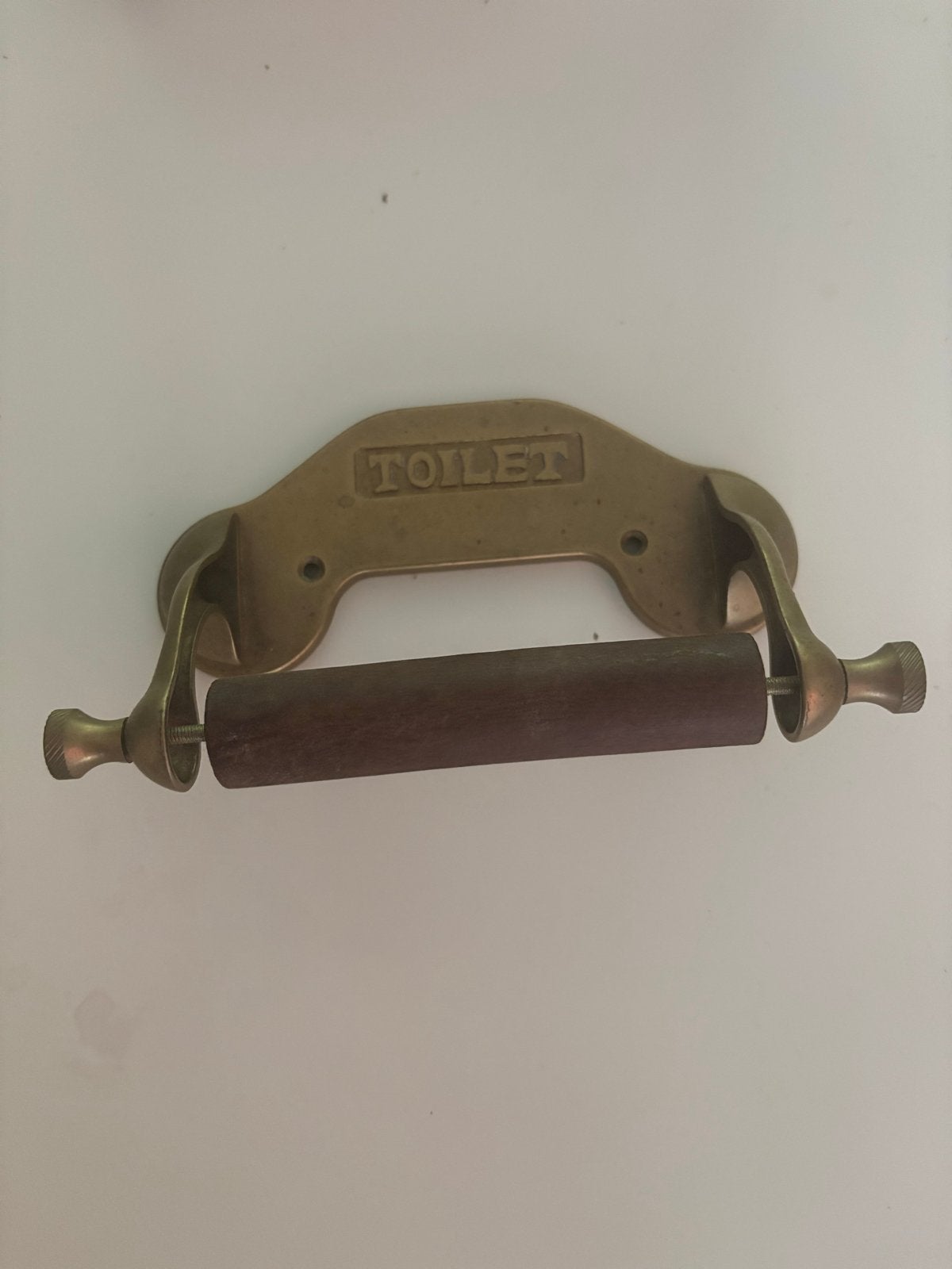 Antieke messing toiletrolhouder met houten rol, Ophalen
