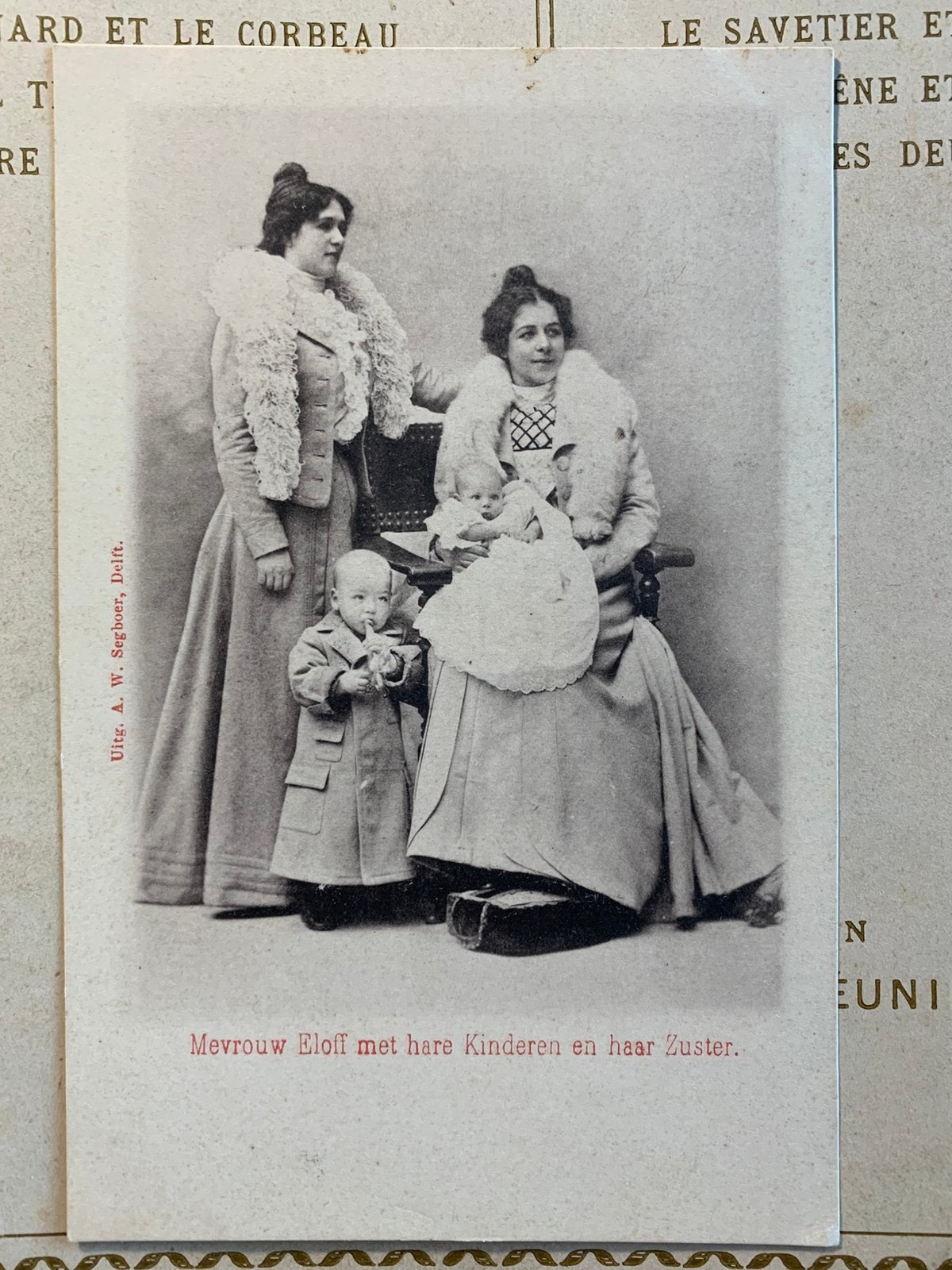 Foto - Mevrouw Eloff met hare kinderen en haar zuster (CB), Foto, Ophalen of Verzenden, Zo goed als nieuw, Voor 1940