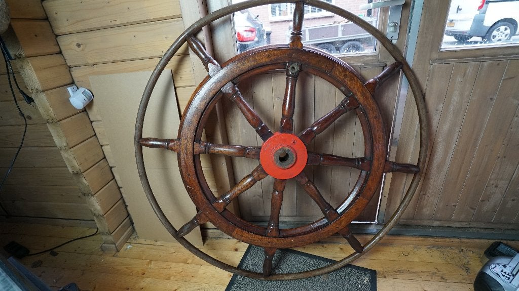 Groot oud houten scheepsstuur met metalen ring ca. 115 cm, Ophalen