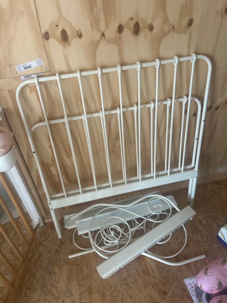 Wit metalen bedframe, eenpersoons, meegroeibed Ikea, Huis en Inrichting, Slaapkamer | Bedden, Ophalen, Eenpersoons, Wit, Overige maten