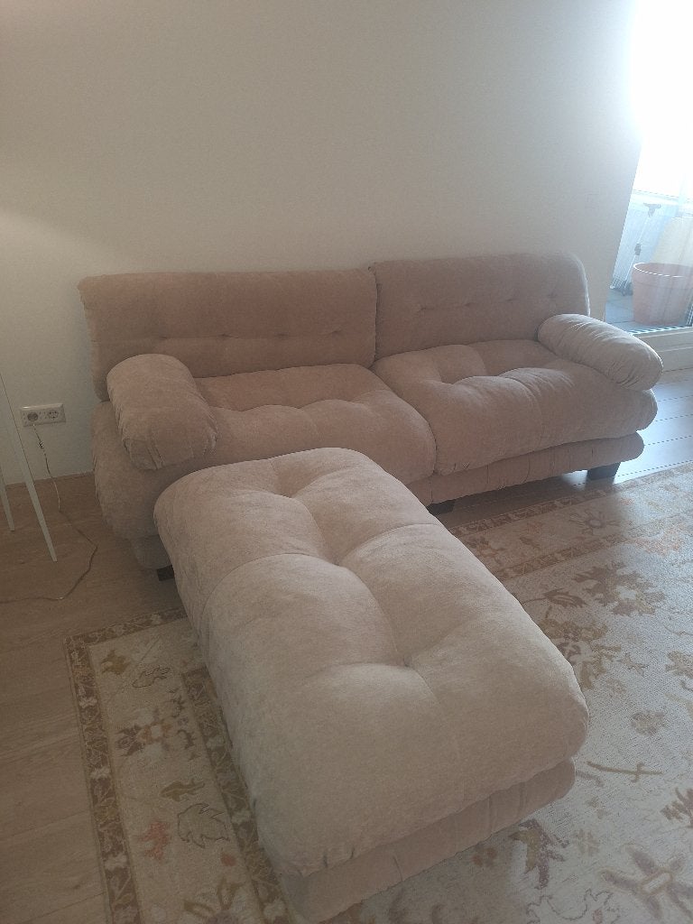 Bank met hocker kleur zand / moet weg!, Huis en Inrichting, Banken | Bankstellen, Zo goed als nieuw, Hoekbank, Driepersoons, 200 tot 250 cm