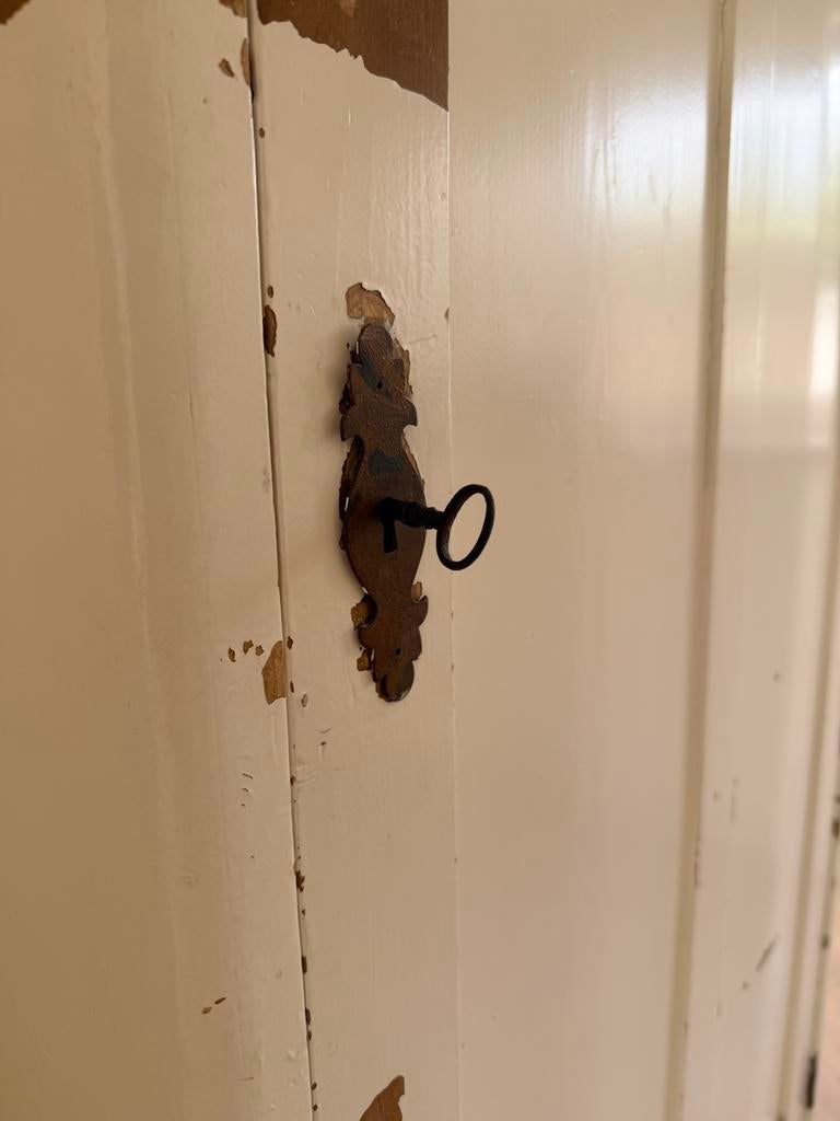 Antieke linnenkast/vitrinekast met sleutel, Ophalen