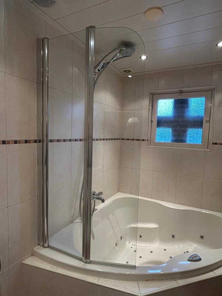 Douchewand voor bad, glas en chroom, Ophalen, Gebruikt, Chroom, Douche