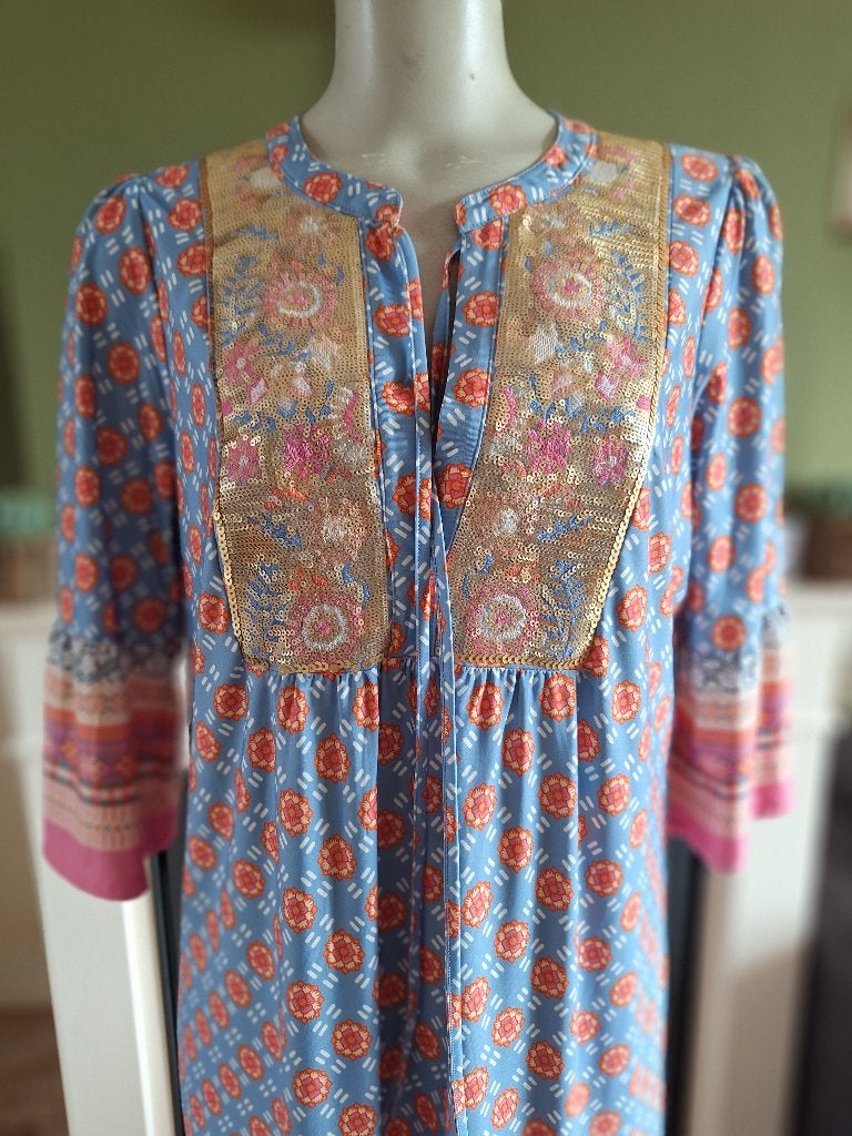 K-Design lavendel blauwe pailletten hals jurk L nieuw, Kleding | Dames, K-design, Maat 42/44 (L), Nieuw, Onder de knie