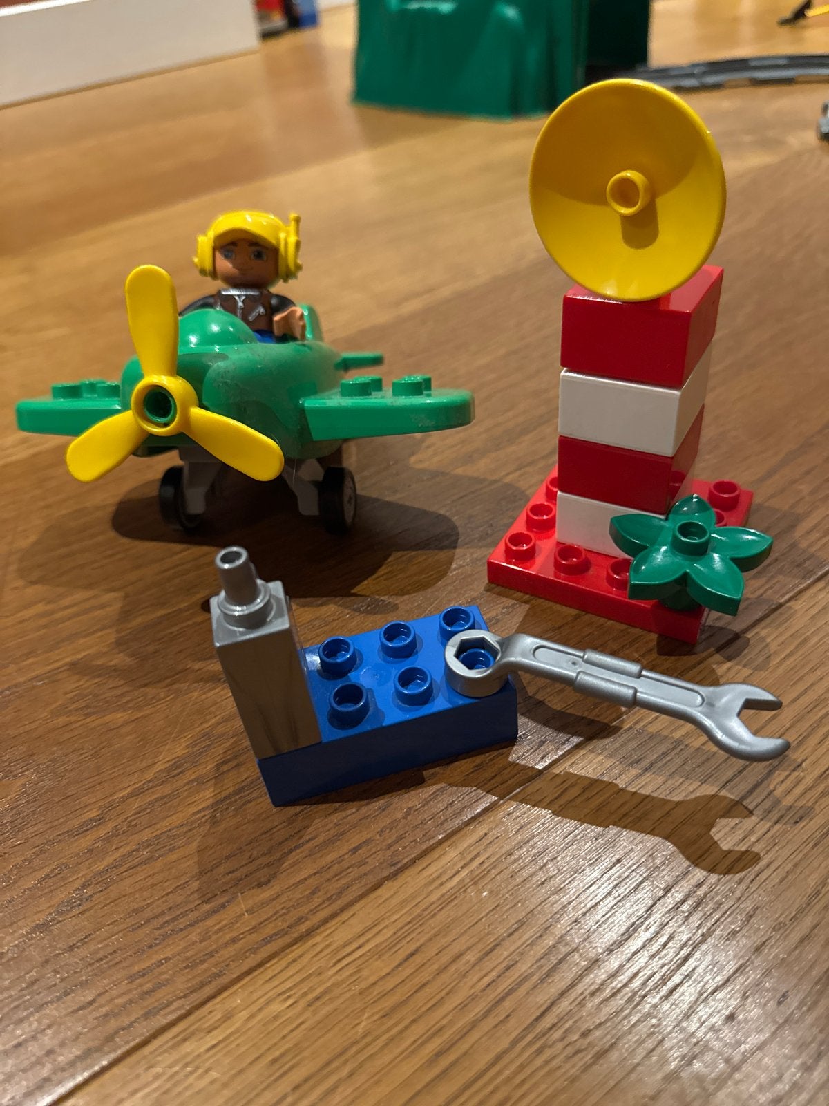 LEGO Duplo Vliegtuig met Piloot en Toren, Ophalen of Verzenden, Gebruikt, Overige merken
