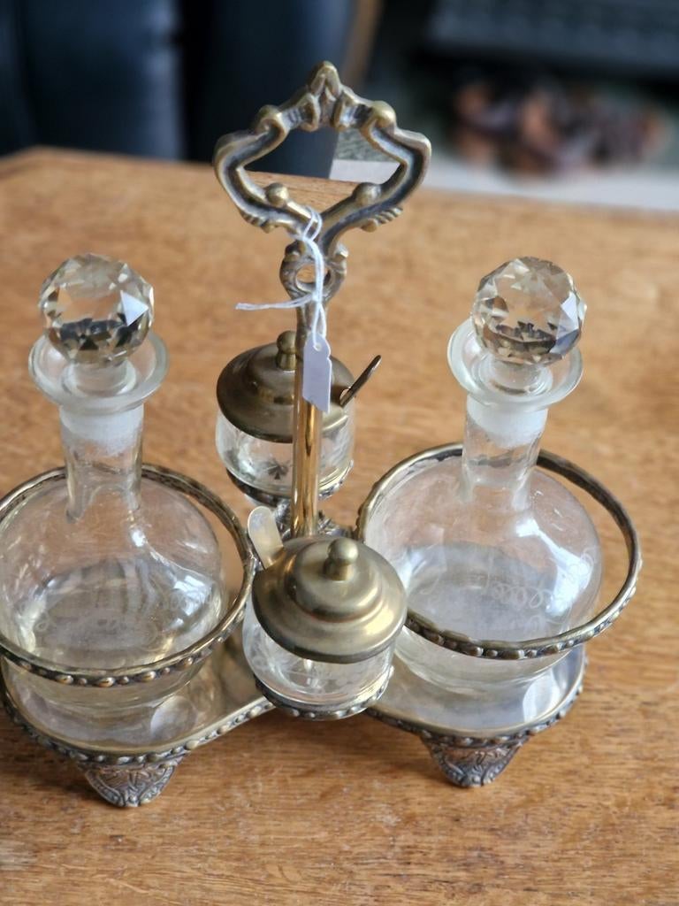 Antiek gegraveerd cruet set met 2 potjes en lepeltjes, Ophalen of Verzenden