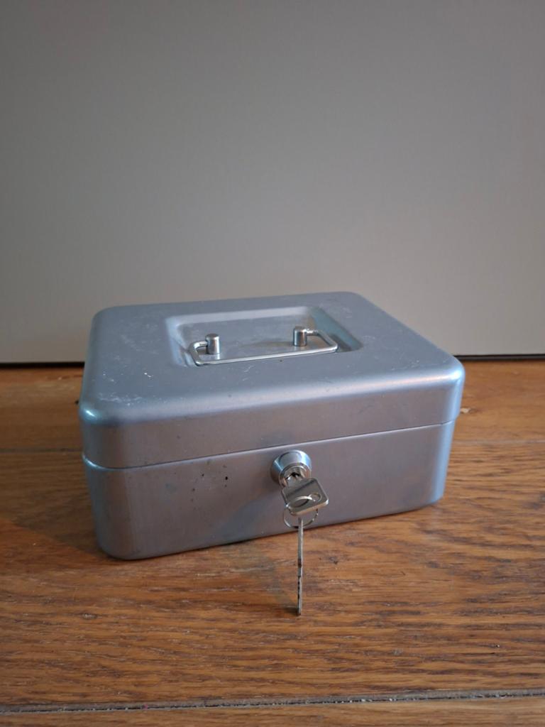 Metalen geldkistje met 2 sleuteltjes, Minder dan 50 cm, Gebruikt, Minder dan 50 cm, Ophalen of Verzenden