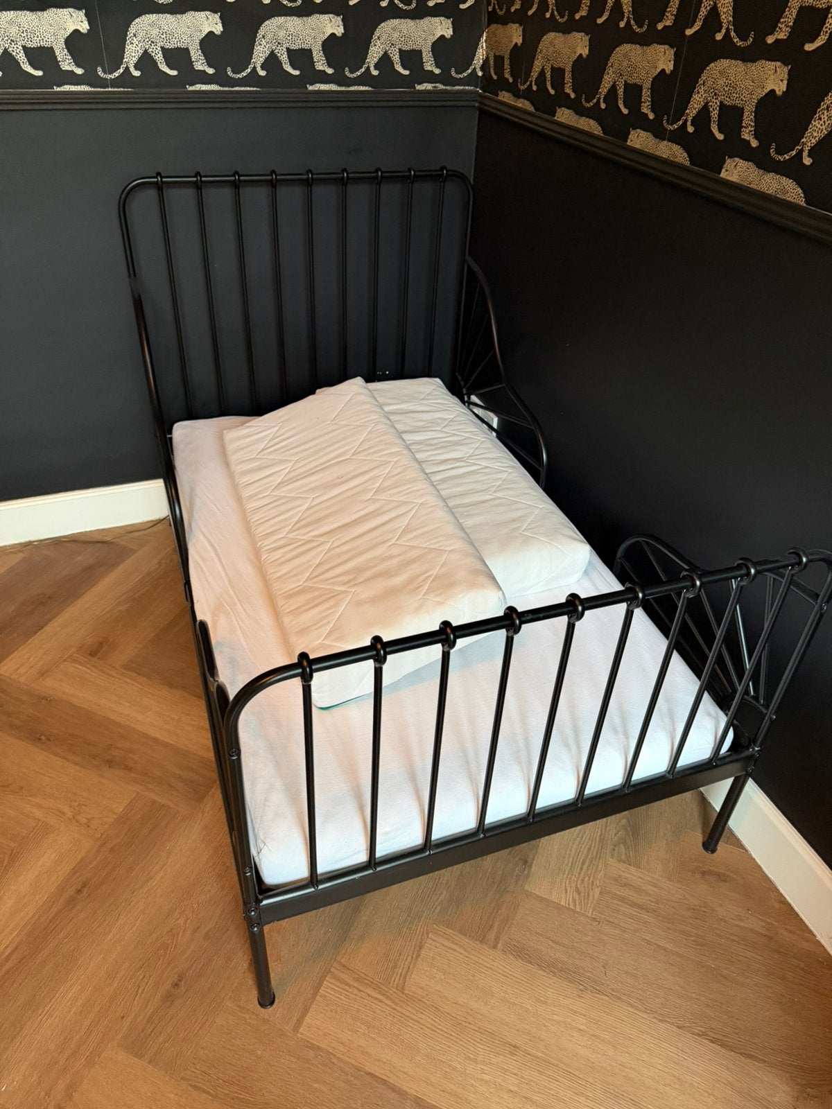 IKEA meegroeibed zwart met lattenbodem en matras, Ophalen, 70 tot 85 cm, 140 tot 160 cm, Zo goed als nieuw