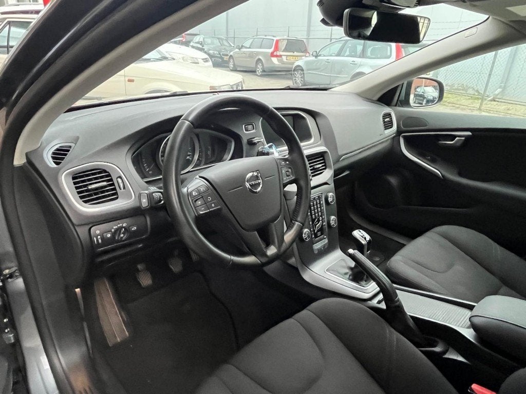 Volvo V40 2.0 T2 Momentum  122 PK  Led Koplampen  Navi  Blue, Voorwielaandrijving, Gebruikt, Euro 6, 4 cilinders